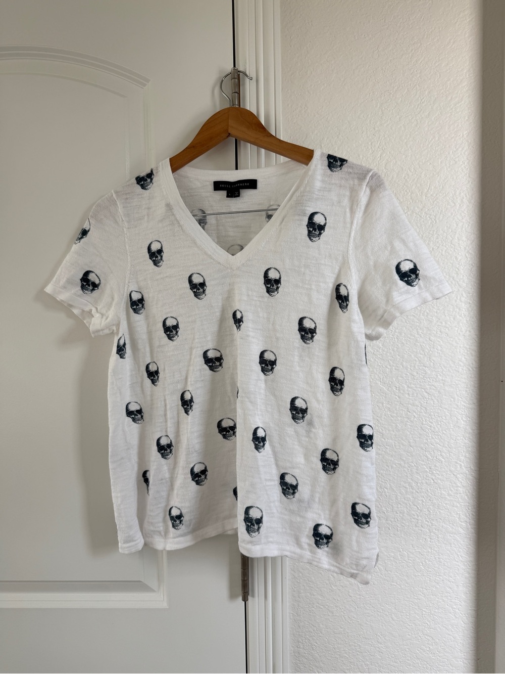 Skull Cashmere White V-Neck Tee with Black Skull Print Large